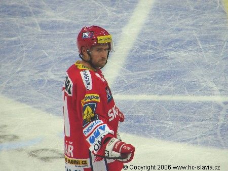 » další foto: Slavia byla od začátku utkání aktivní, v tomto případě jsou před Fialou (zleva) Vlasák, Bednář a Divíšek.