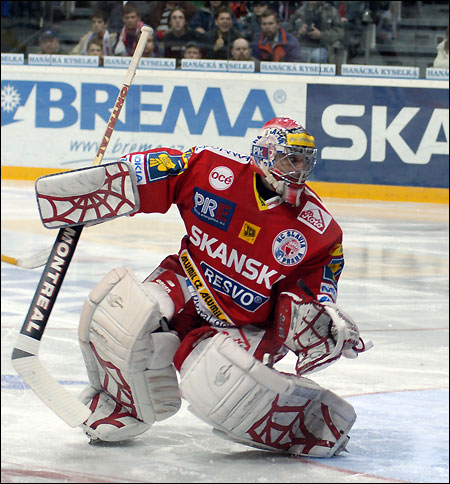 Petr Fraek u jen sleduje zdali puk nem do branky.